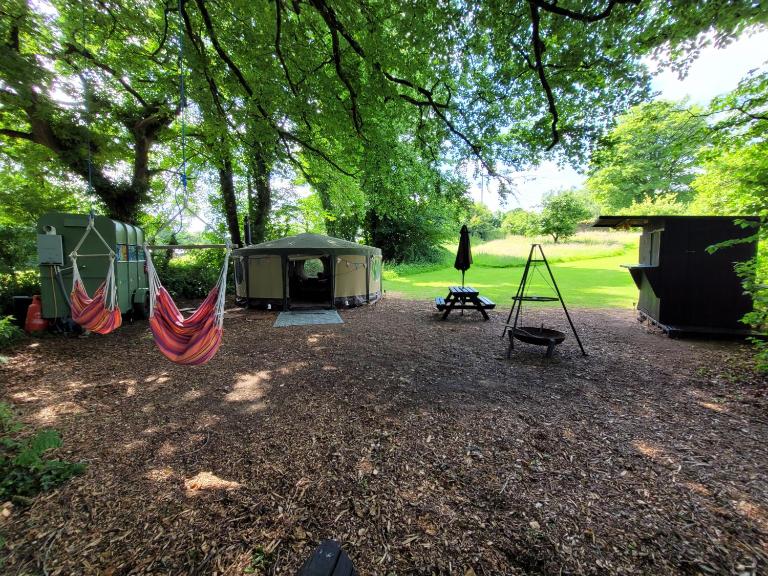 Cosy Glamping Yurt with log burner on our smallholding, ideal family getaway or romantic retreat - B&B Narberth