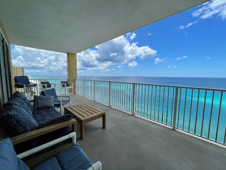 Tropic Winds 1701 Premium Corner Unit with 2 Parkings! FREE Beach Chairs Service! - Chambres d'hôtes Panama City Beach