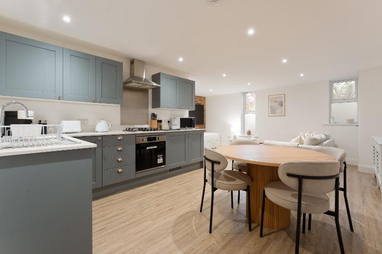 Beach Vibes Garden Apartment Close to Town Centre & Beach - Chambres d'hôtes Bournemouth