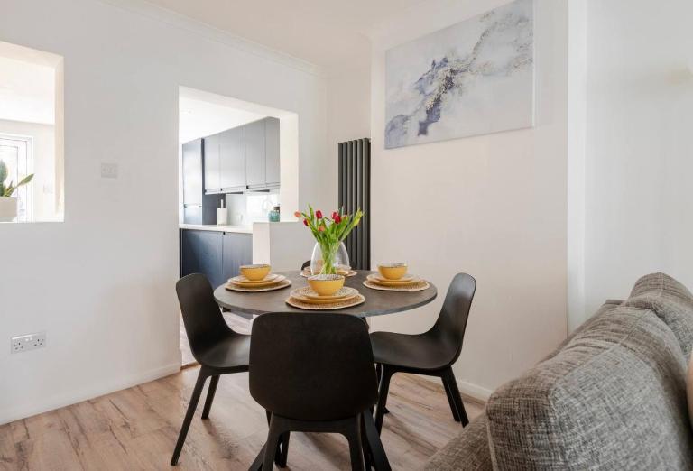 Modern 2 Bed House in Rainham, Kent - Central Location - B&B Rainham