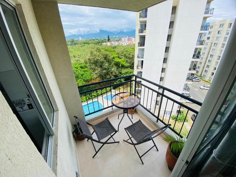 Apt 807 2BR, WiFi, Pool, Gym, Close to universities - Bed and Breakfast Cali