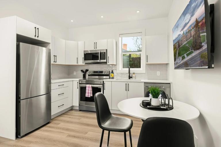 Cozy Saanich Cottage ideal location to UVIC and Downtown - B&B Victoria