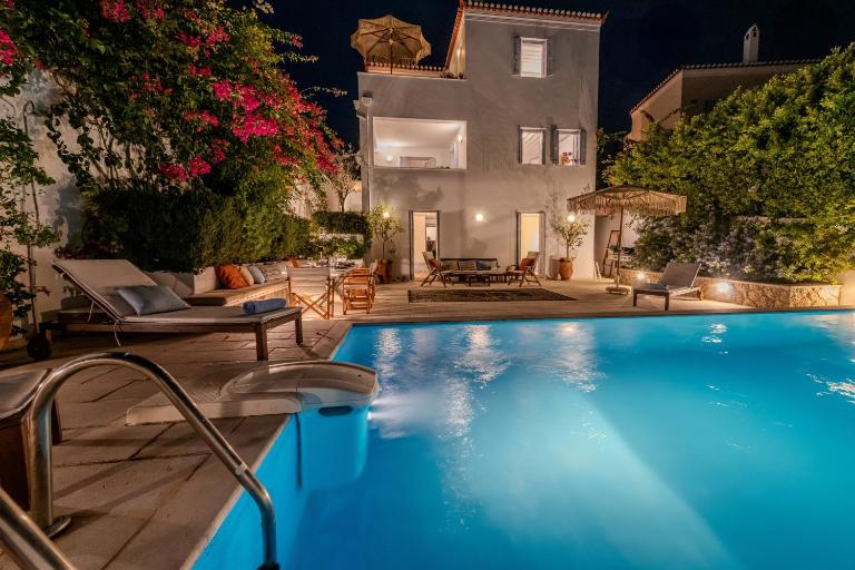 The Villa Evita Stunning View with private pool - B&B Spétses