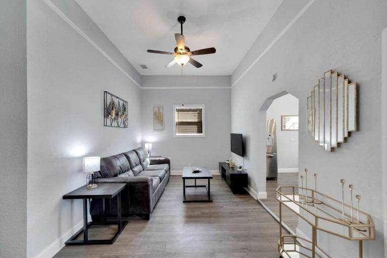 Spacious Bungalow, Modern, Cozy Comfort - Bed and Breakfast Tampa