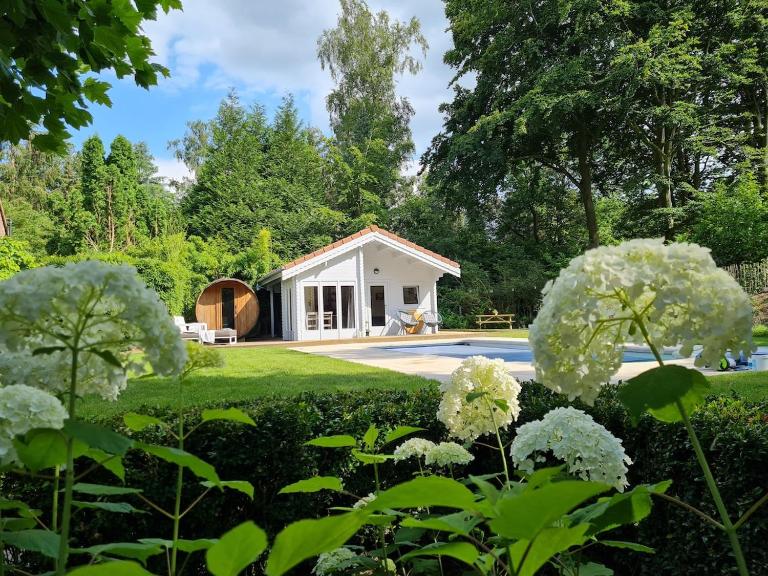 Cozy tiny house with swimming pool & outdoor sauna - Bed and Breakfast Waasmunster