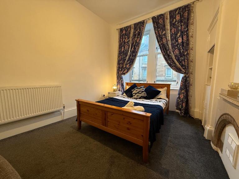 2 Bed Flat - Street Parking - B&B Glasgow