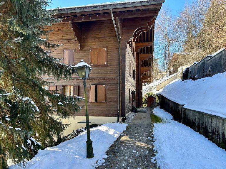 Beautiful Flat With Traditional Architecture - Ferienwohnung Rougemont VD
