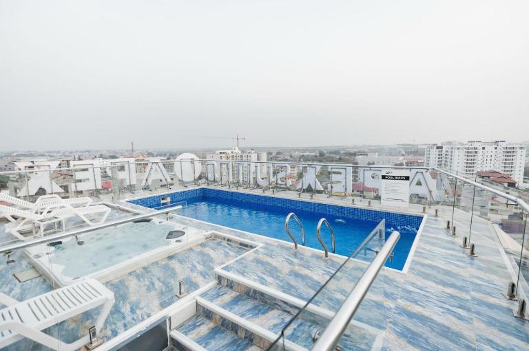 Luxe apartment with rooftop pool near the airport - B&B Accra