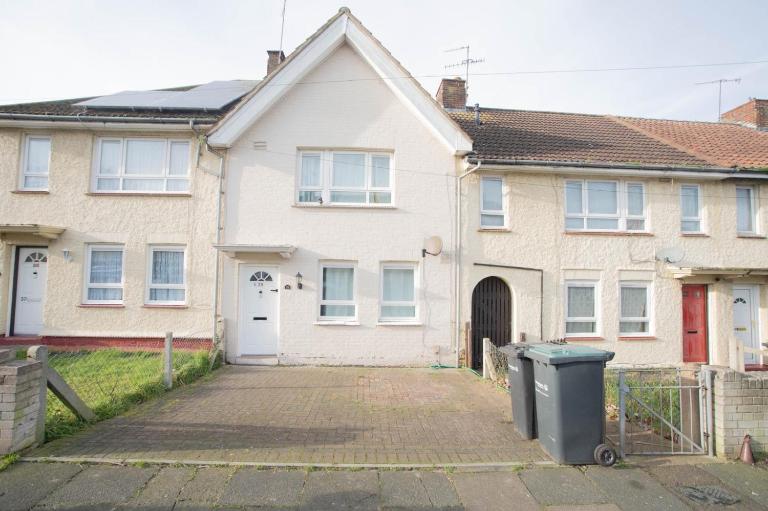 Three bedroom house newly renovated close to Gravesend town Center Blue water Stratford Westfield and 33 mins to Kings Cross on southeastern javelin line - B&B Kent