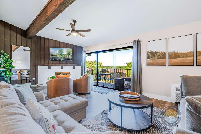 YOUR New Luxury Lakeview Condo w Pool Access - B&B Lake Geneva