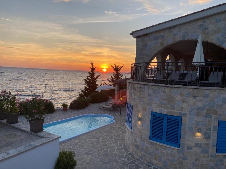 Villa Bavaria - Direkt am Meer , Kiesstrand , Pool & Whirlpool - Bed and Breakfast Starigrad