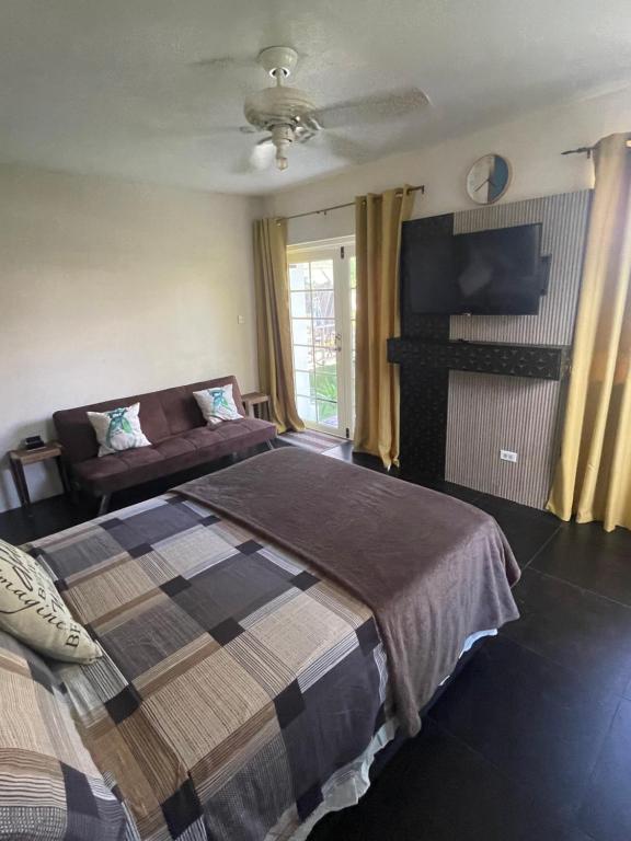 Scarlett Studios 1-US EMBASSY & America Uni 7 Mins Drive- Lloyd Erskine Centre & Ross Uni 5 Mins Drive - Holidays-The 1 Night Res Inc AIRPORT & EMBASSY Round Trip 2nd Option Inc Breakfast -Choose Opt 2 For Car Rental with Accom - Chambres d'hôtes Bridgetown