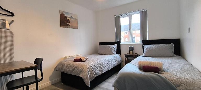 4 beds spacious Apartment, with Parking & WIFI, CHAFFORD HUNDRED, near station & shopping, long stays! - B&B West Thurrock