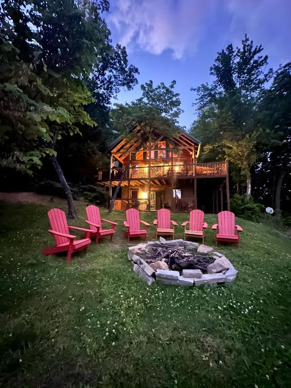 Thistle Britches, Secluded Mountain Cabin with Stunning Mountain Views, 1 Acre Next to Dollywood, Hot Tub, Pet Friendly - Bed and Breakfast Sevierville