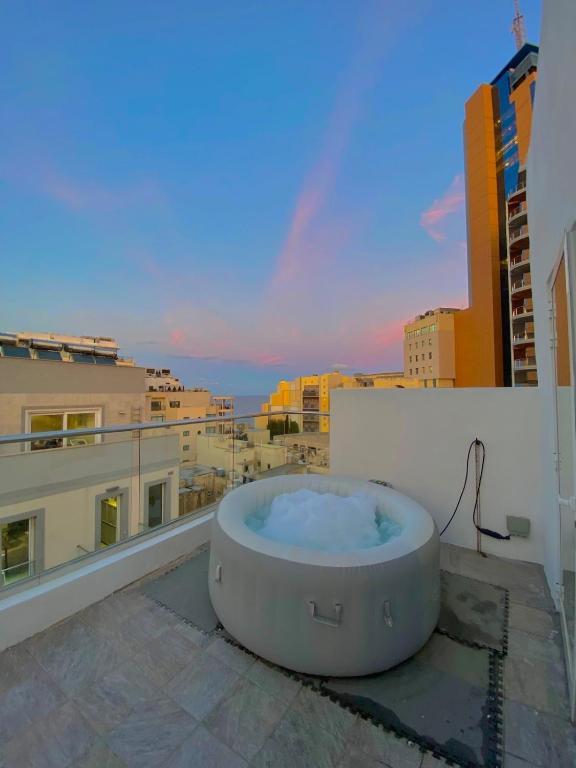 Paceville - Penthouse - HOT TUB & SEA VIEW ROOF - B&B San Julian's