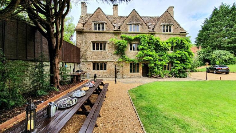 Huge 9 Bed Manor- Gardens, Play Area, Bomb Shelter - B&B Frome