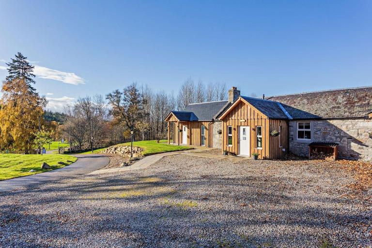 Glenmore Lodge - B&B Skye of Curr