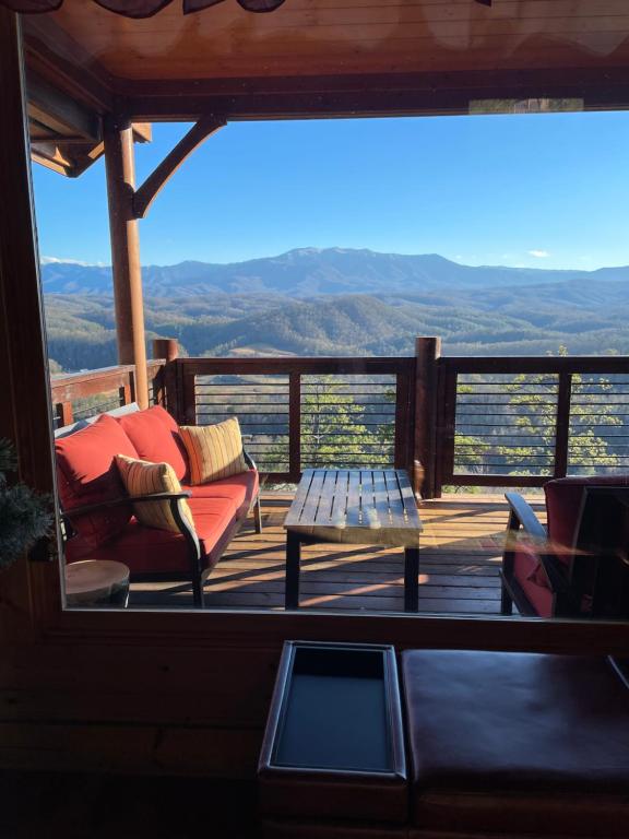 Majesty! A Majestic View of the Mountains! - B&B Sevierville