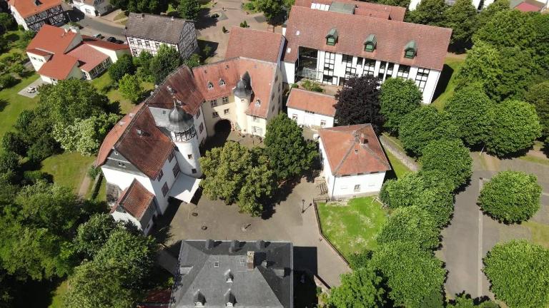 Schloss Nidda - FeWo mit Privatgarten, Fellnasen willkommen! - B&B Nidda