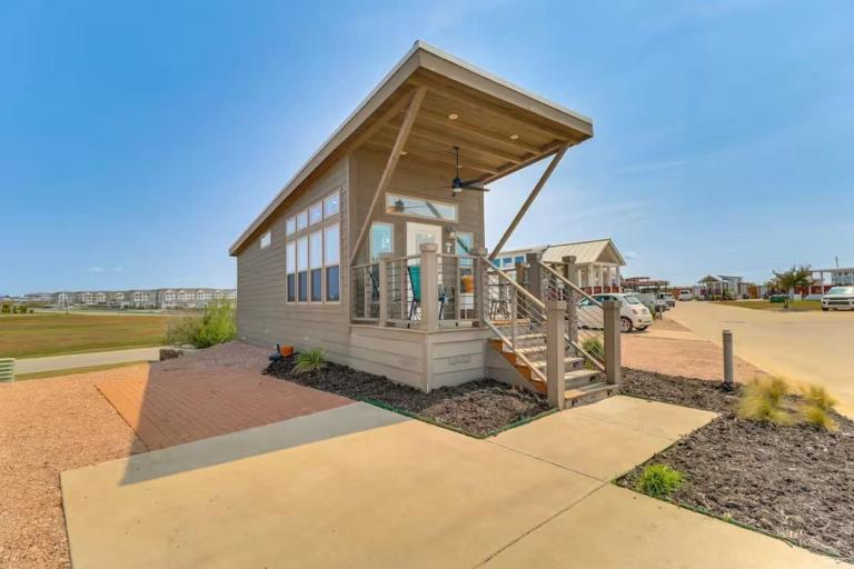 The Tiny Tejas with Pool and Hot Tub - Bed and Breakfast Austin