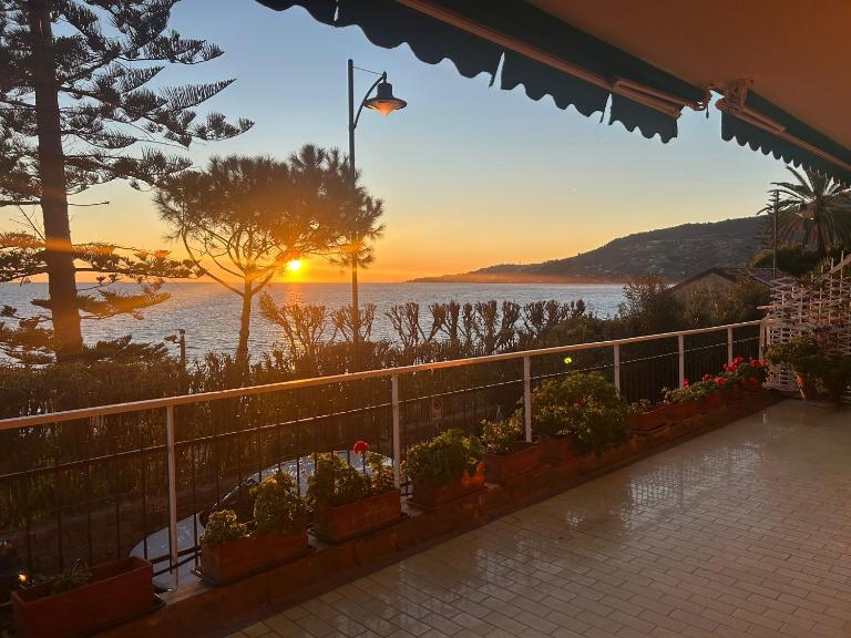 Seaside Heritage Retreat by Holiday World - B&B Ospedaletti