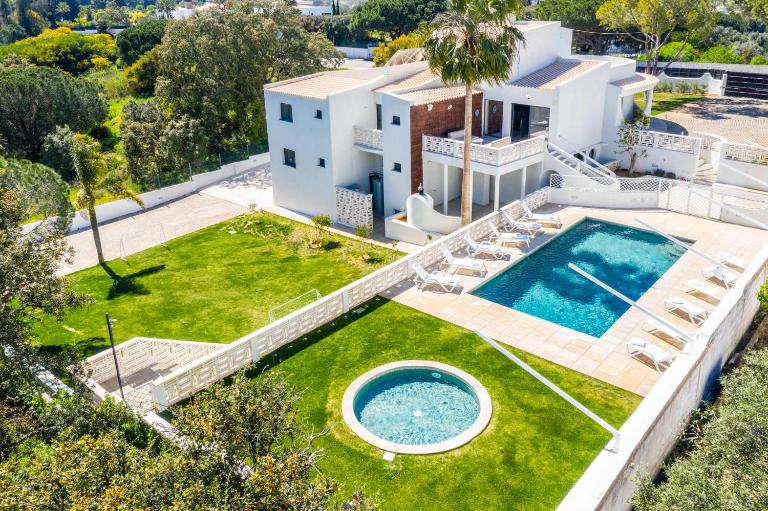 Villa Horizon Grande - Stunning Luxury villa great location sleeps 16 - Chambres d'hôtes Porches