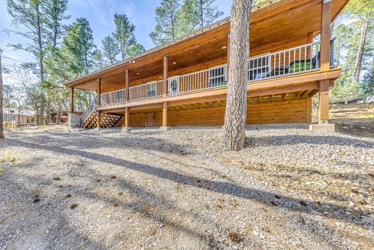 Ruidoso Cabin w/ Patio - Walk to Midtown! - Chambres d'hôtes Ruidoso