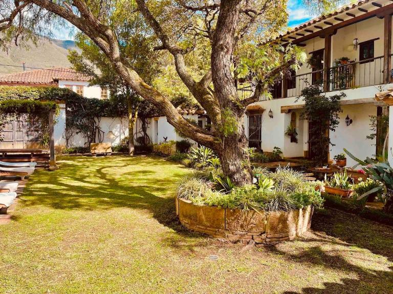 Villa exclusiva con jardín a 80m del centro - Chambres d'hôtes Villa de Leyva