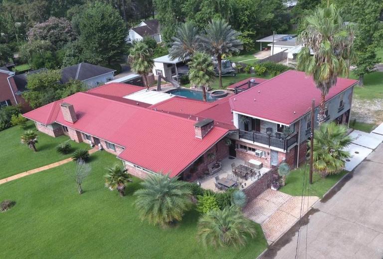 Doc's - 10,000 sq ft of Louisiana Luxury - Bed and Breakfast Lake Charles