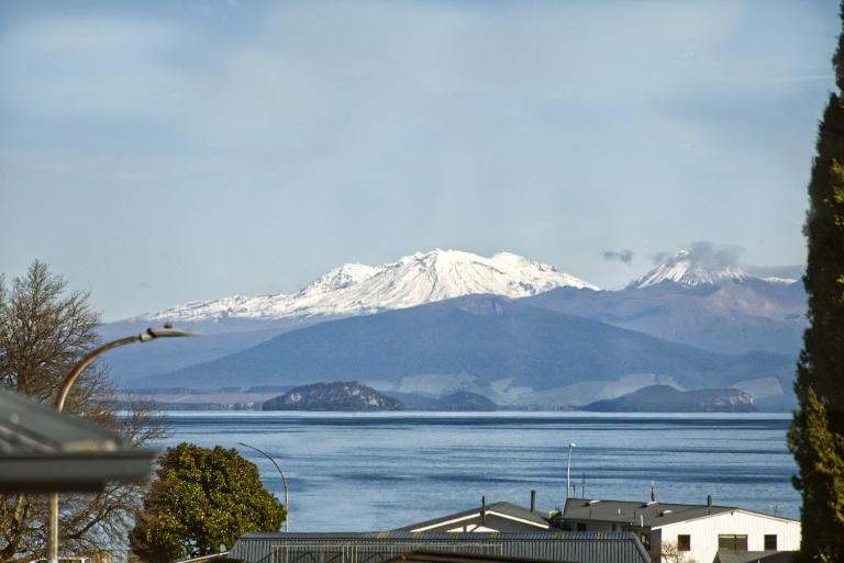 Perfect Location, Stunning Views and Space for All - Ferienwohnung Taupo