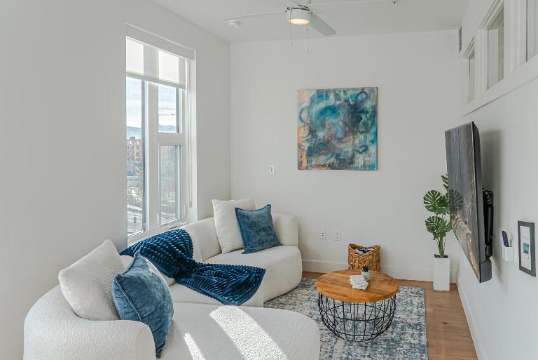 Vibrant 1BD 1BA Pool, Gym, HTub, Bowling and More - B&B Salt Lake City