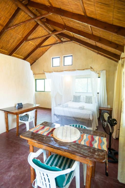 Tree House Cottage, Garden Views, Hot Water - B&B Praia do Tofo