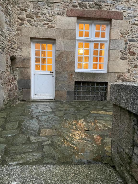 Appart COQUET Intra-Muros façade historique rez de chaussée terrasse - Ferienwohnung Saint-Malo