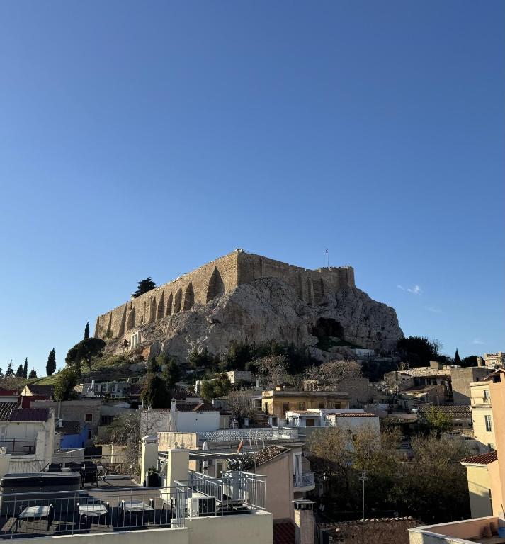 Cozy Apartment with Acropolis View Rooftop Access - Chambres d'hôtes Athènes