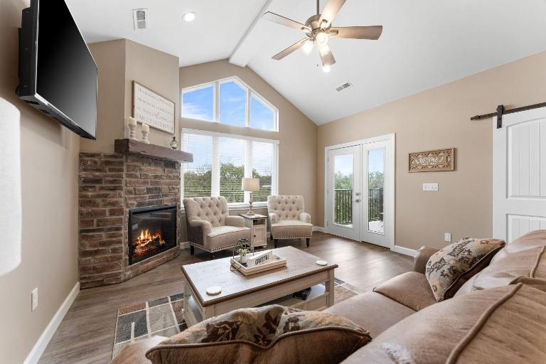 Spacious Retreat, Heart of the City, Indoor Pool, Free Attraction Tickets! - B&B Branson