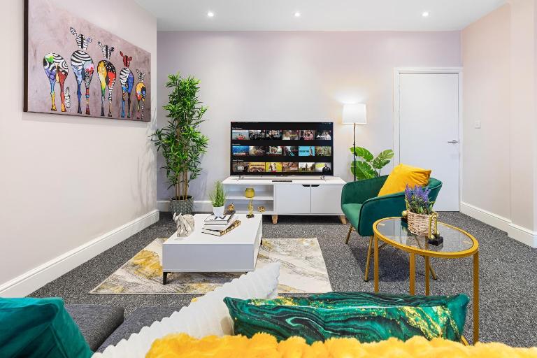 Long stay 2-Bed Flat with a King Bed in London-Save on Long Stays-5 Separate Beds- sleeps 6-Parking Available! - B&B Municipio de Barnet