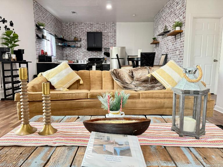 GUEST RANCH HOUSE w POOL access near NATL PARKS - B&B Dinuba