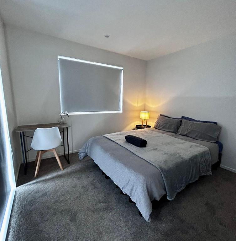 Cozy Top-Floor Stay with Private Bathrooms and Free Parking - B&B Auckland