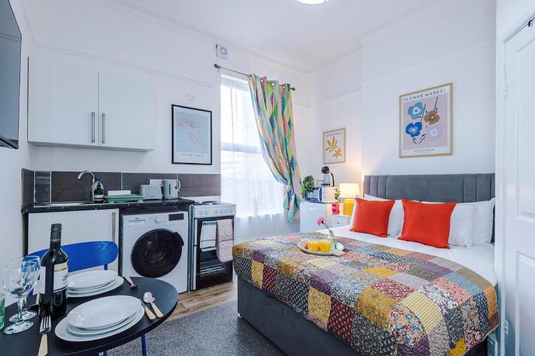 Jephsons Lodge Studio 2 - Town Centre Gem, Free Parking - Bed and Breakfast Royal Leamington Spa