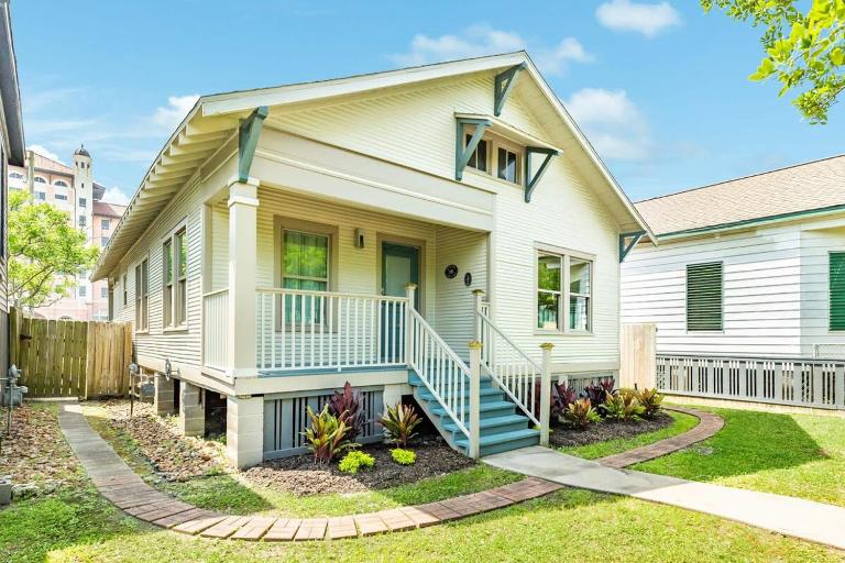 Grand Galvez Getaway - Iconic View, Quick Walk to BEACH! - B&B Galveston