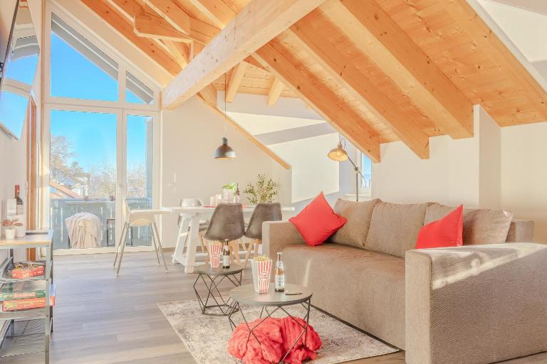 Bright Lake View Apartment with Balcony - Ferienwohnung Tutzing