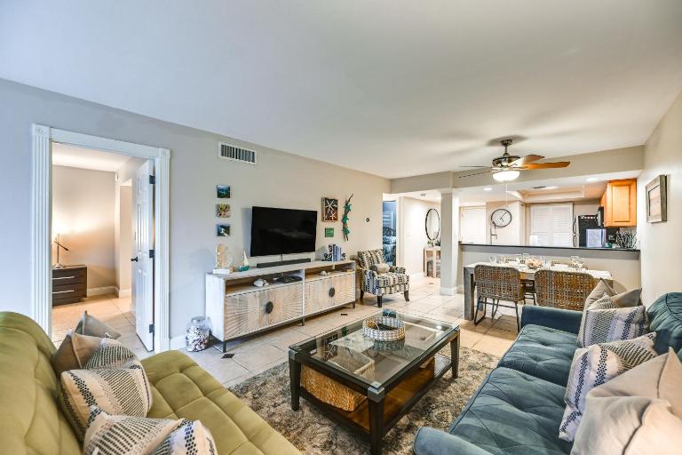 Beachy Marco Island Condo with Resort Amenities! - B&B Marco Island