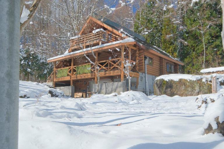 CUE iizuna Private Forest Log Cabin,1 Group per day,Ski Trip,Family Retreat - Ferienwohnung Nagano