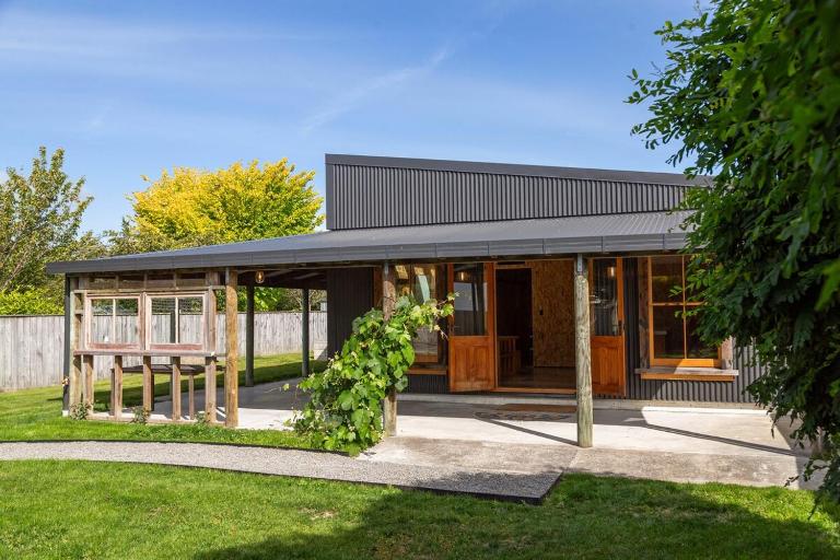 Quirky & Cool on Cork - B&B Martinborough