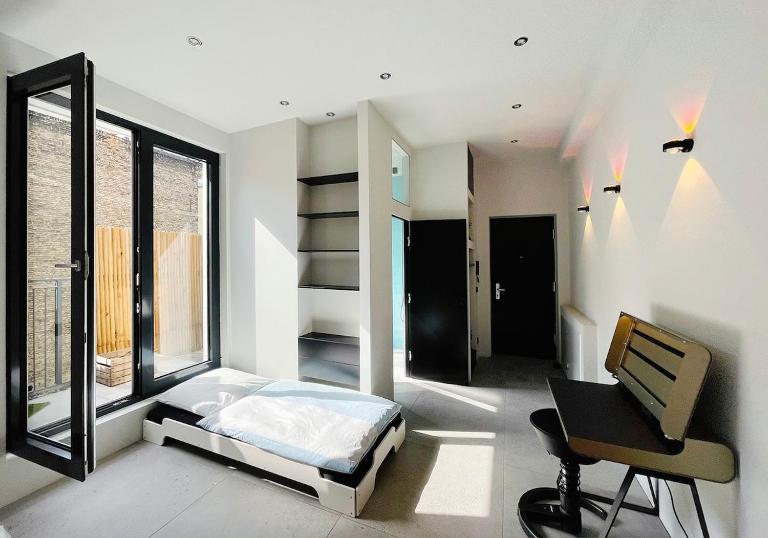 Room with a bathroom and private entrance door - B&B Berlino
