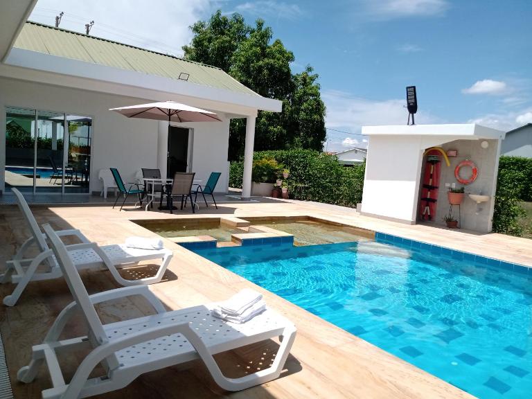 Casa con piscina jacuzzi disfruta en familia - Bed and Breakfast El Brasil