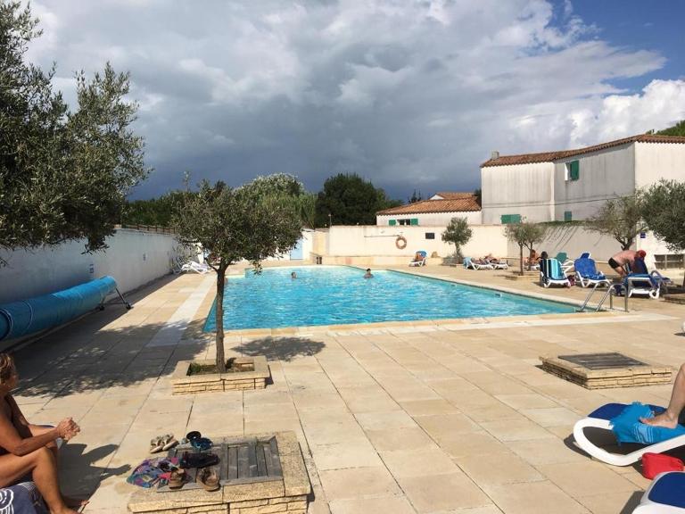 Belle maison dans résidence avec piscine - B&B La Flotte