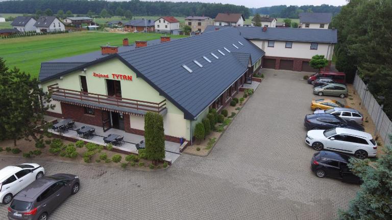 Zajazd Tytan - Bed and Breakfast Kochanowice
