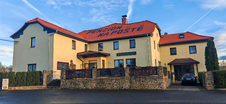 Restaurace Penzion Na Poště - Ferienwohnung Strašice