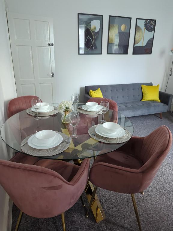 Charming 3-Bedroom House - Prime Location in Wolverhampton! - B&B Wolverhampton